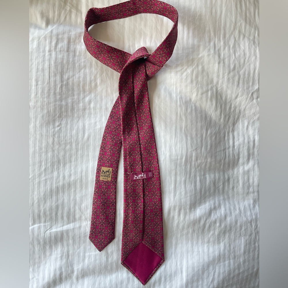 HERMÈS Paris 100% Silk Tie perfect condition. No stains, no holes.